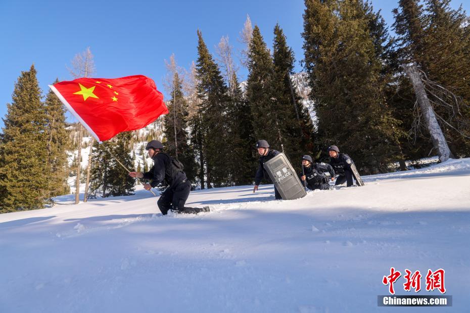 “积雪没过小腿”新疆阿勒泰民警踏雪巡边