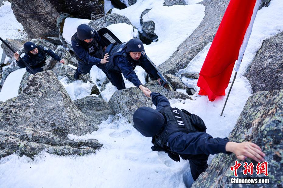 “积雪没过小腿”新疆阿勒泰民警踏雪巡边