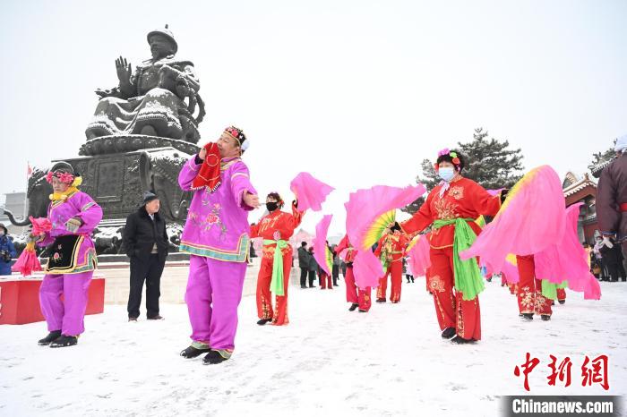 呼和浩特迎农历虎年首场降雪秧歌队雪中起舞