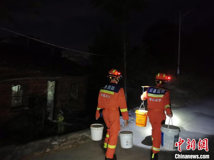 湖北咸宁：消防为村民送去急需生活用水