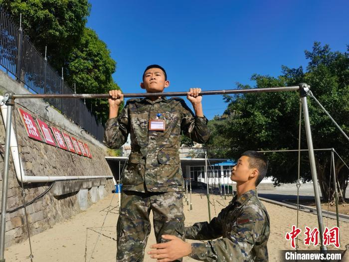 新兵尤云龙正在进行器械训练。　马涛 摄