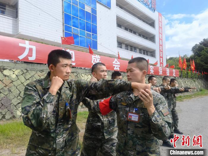 新兵尤云龙(左)不断向一名合格军人蜕变。　陈淼 摄