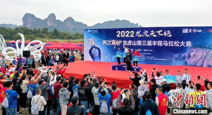 2022年龙虎山半程马拉松鸣枪开跑。　刘志琨 摄