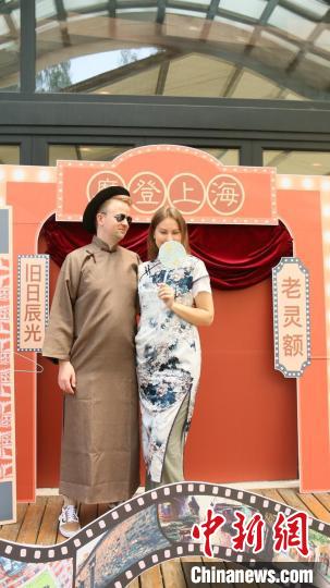 外交官们的上海风韵时装秀。　华东师范大学供图