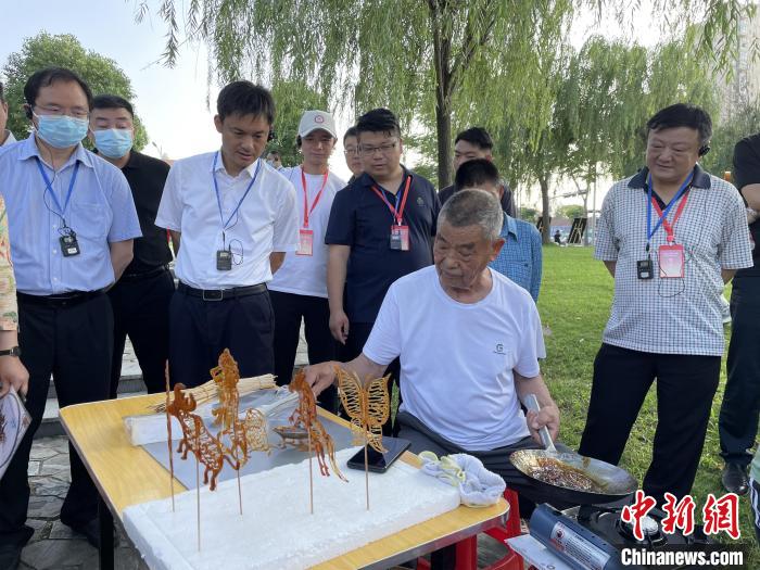 参会代表观看孝感浇糖画制作 马芙蓉 摄