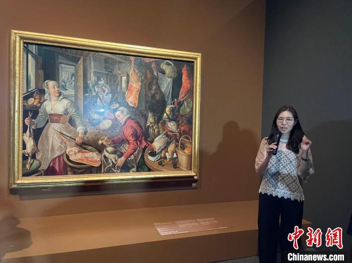 当地时间6月1日，韩国国立中央博物馆讲解员在向游客讲解画作。　万佳欣 摄
