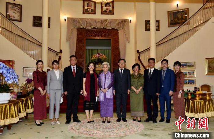 6月14日，中国驻柬埔寨大使王文天和夫人顾小军前往柬王宫向莫尼列太后祝贺87岁寿辰。　中国驻柬埔寨大使馆微信公众号 摄