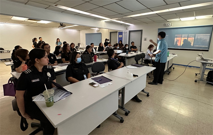 菲律宾移民局官员在移民局总部培训班参加中文学习。中国驻菲律宾大使馆供图。