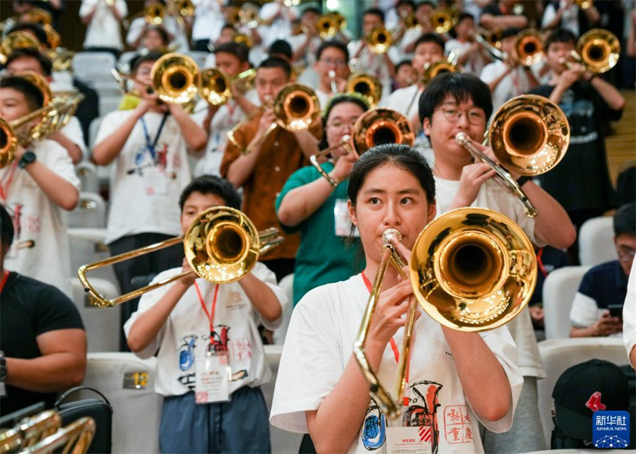 8月1日，在第九届中国国际低音铜管艺术节的一场公益大师课上，低音铜管乐器爱好者在练习长号。新华社记者 刘潺 摄