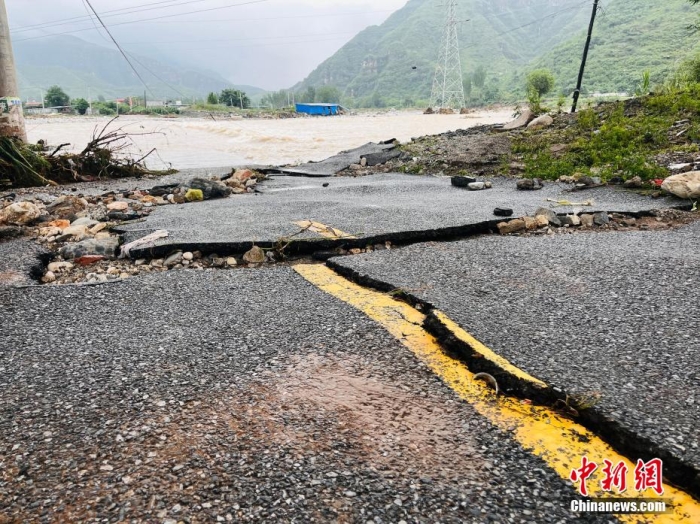 受台风“杜苏芮”影响，7月29日至8月1日，河北省涞水县普降暴雨，持续强降雨和强风天气引发洪水险情。连日来，当地组织数千人抢险救援队伍，集中力量加快排水、清理路面、救援抛锚车辆、抢修倒伏电线杆等工作。8月1日，方便面、饮用水、火腿肠、面包等首批调拨救灾物资送抵救灾一线，并于当天发放到受灾群众手中。目前，涞水县受损交通、电力、通信等基础设施正在加紧抢修，山区受困人员已分批转移，各项抢险救灾工作正在有序进行中。图为涞水县娄村镇南安庄村被洪水冲毁的路面。(文/吕子豪 杨猛)李金璐 摄