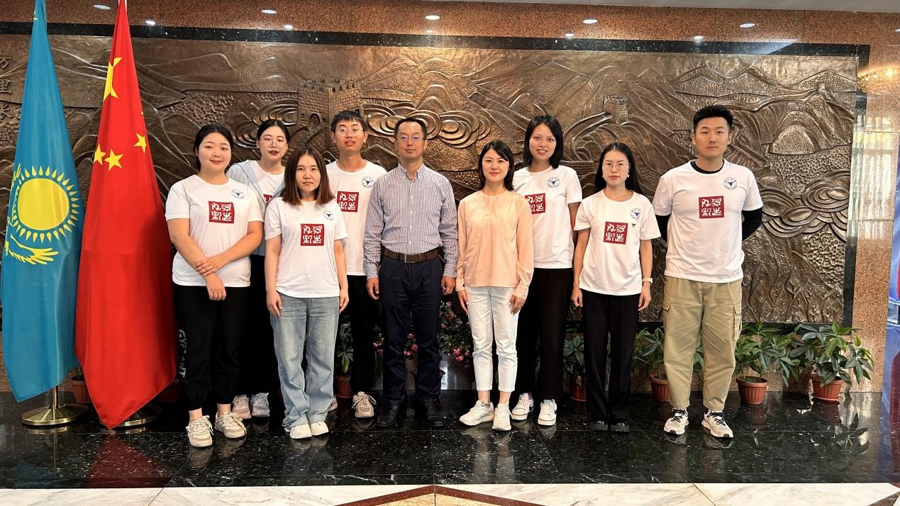 浙江大学实践团拜访中国驻阿拉木图总领馆。浙江大学供图