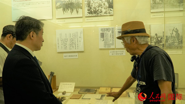 毒气岛历史研究所事务局长山内正之在毒气资料馆为大家介绍日军发动毒气战的罪证。人民网 蒋晓辰摄