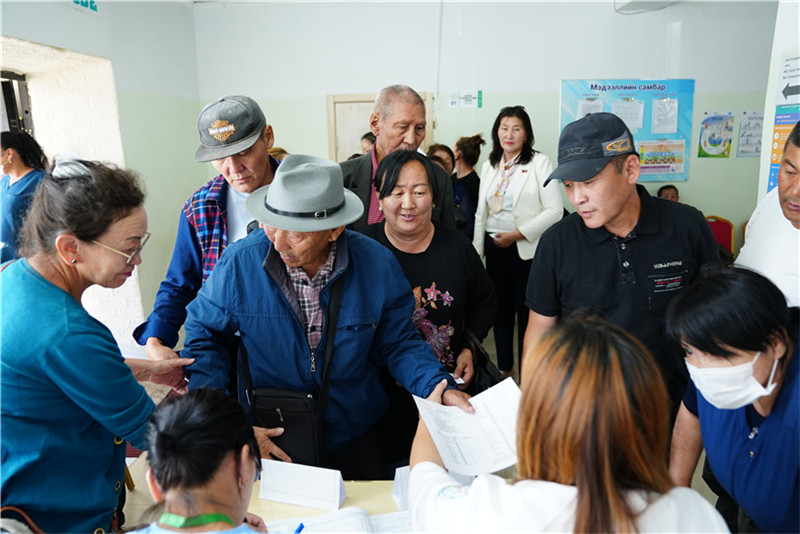 蒙古国患者排队等待中国医生义诊。内蒙古国际蒙医医院供图