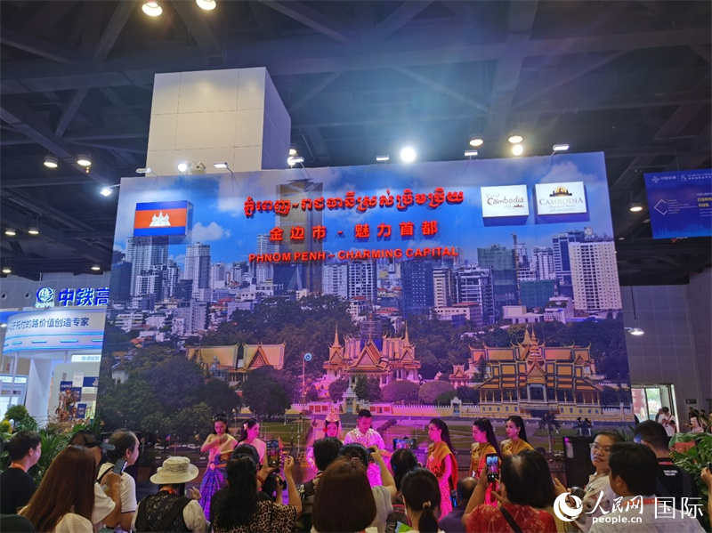 第20届中国—东盟博览会柬埔寨“魅力之城”展区，柬埔寨歌舞表演吸引观众驻足拍照。人民网 杨春燕摄