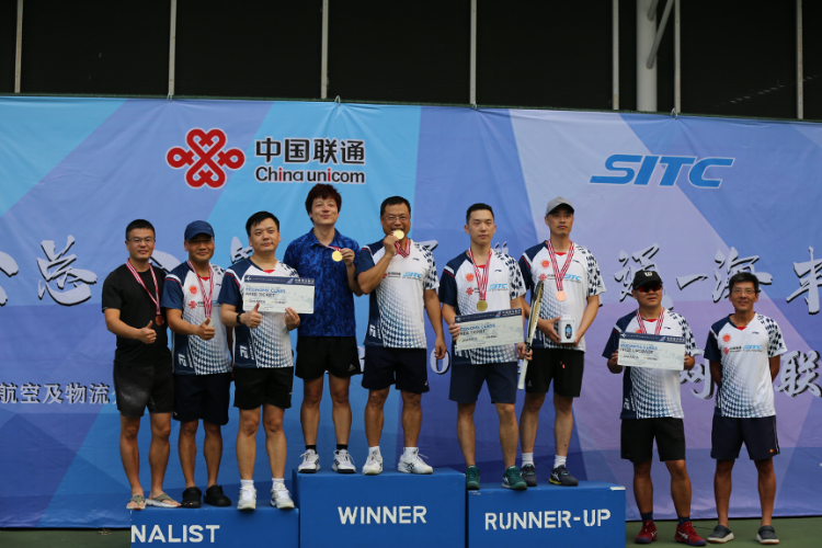 网球赛获奖者合影。印度尼西亚中国商会总会供图
