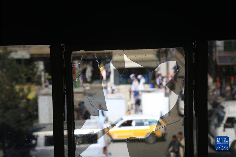 这是10月27日在阿富汗首都喀布尔拍摄的爆炸现场碎裂的玻璃。