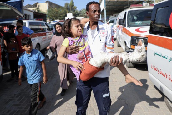   11月1日，在拉法口岸加沙一侧，医护人员搬运一名受伤人员。新华社发（里泽克·阿卜杜勒贾瓦德摄）
