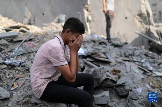   11月2日，在加沙地带中部的布赖杰难民营，一名男子坐在以军空袭后的建筑废墟上哭泣。新华社发（亚西尔·库迪 摄）