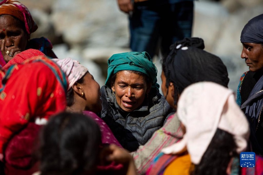 11月5日，在尼泊尔鲁古姆西区，人们因亲人的离去悲痛不已。