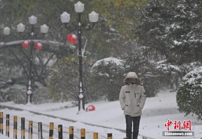 图为市民在雪中出行。 <a target='_blank' href='/' ><p  align=