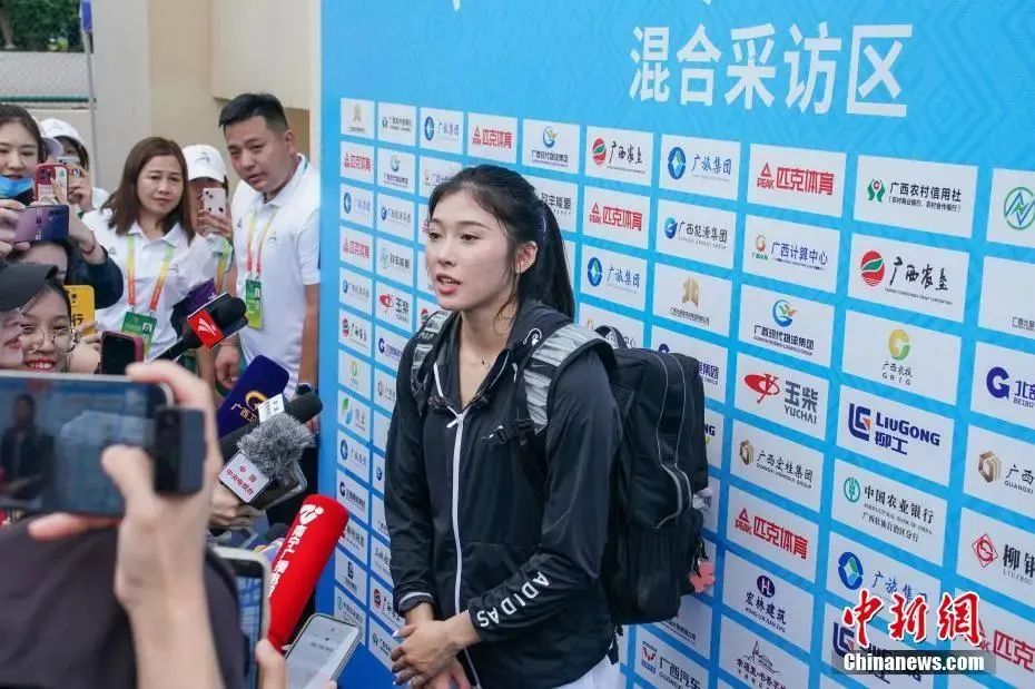 图为吴艳妮在10日比赛结束后接受媒体采访。陈冠言 摄