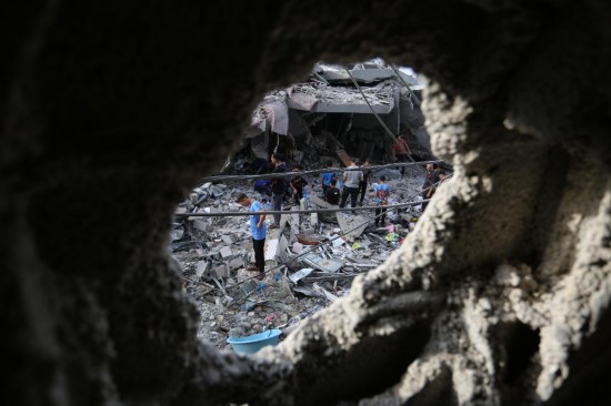 11月11日，在加沙地带南部城市拉法，人们查看遭以色列袭击后的建筑。新华社发（哈立德·奥马尔摄）