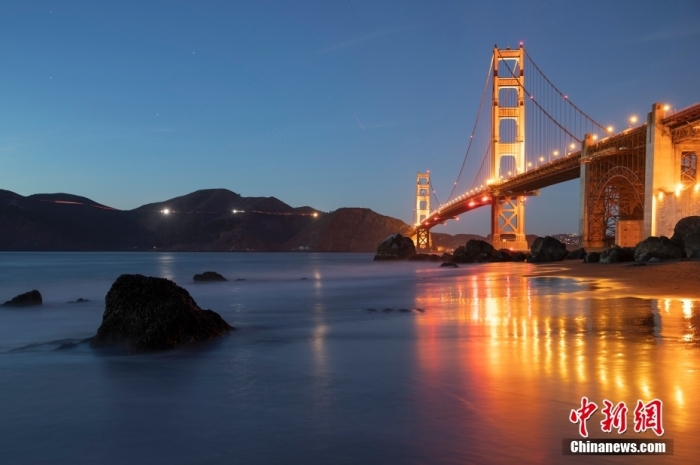 当地时间10月29日，美国旧金山金门大桥在海浪和夜色的衬托下美如一幅画。<a target='_blank' href='/'><p  align=