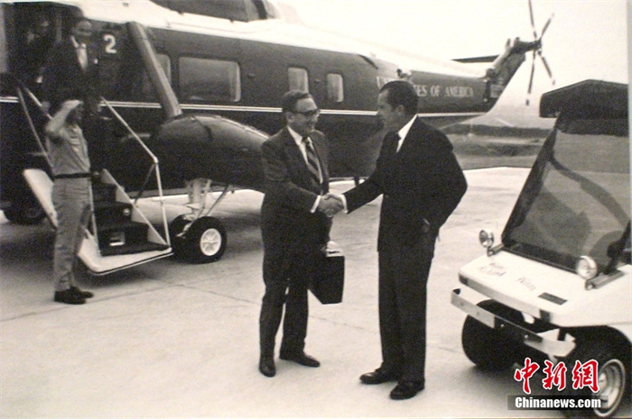 当年基辛格秘密访华后返回美国，尼克松乘车到专机边迎接的照片。<a target='_blank' href='/' _fcksavedurl='/'><p  align=