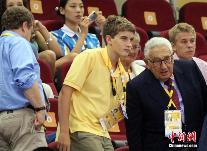 2008年8月9日下午，前来参加北京奥运会开幕式的基辛格，在家人陪伴下到场观看女篮比赛。<a target='_blank' href='/' _fcksavedurl='/'><p  align=
