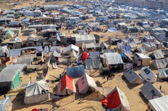  这是12月11日在加沙地带靠近埃及边境地区拍摄的一处临时营地。新华社发（里泽克·阿卜杜勒贾瓦德摄）