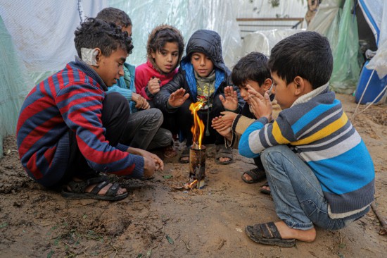  这是12月13日在加沙地带南部城市汗尤尼斯一处临时营地拍摄的巴勒斯坦儿童。新华社发（里泽克·阿卜杜勒贾瓦德摄）