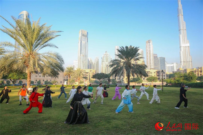 迪拜民众在练习太极拳。人民网 塔里克·易卜拉欣摄
