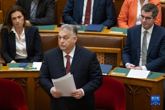 12月13日，在匈牙利布达佩斯，匈牙利总理欧尔班在国会发表讲话。新华社发（弗尔季·奥蒂洛摄）