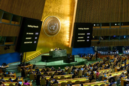 这是12月12日在位于纽约的联合国总部拍摄的紧急特别会议投票现场。新华社发（联合国供图/洛伊·费利佩摄）