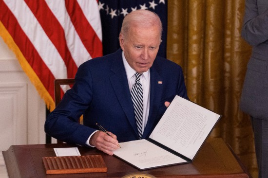 10月30日，美国总统拜登在华盛顿白宫签署人工智能监管行政令。新华社发（亚伦摄）