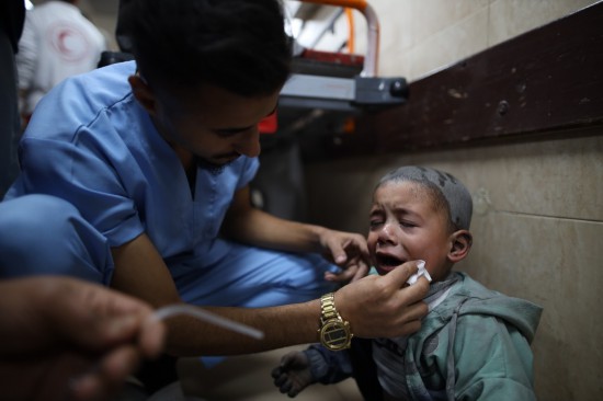 12月11日，在加沙地带代尔拜拉赫的一家医院，一名受伤儿童接受治疗。新华社发