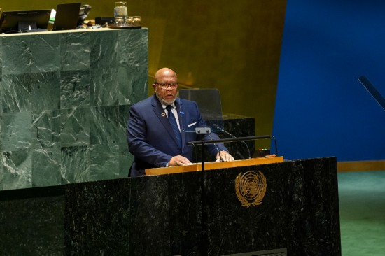12月12日，在位于纽约的联合国总部，第78届联合国大会主席丹尼斯·弗朗西斯在紧急特别会议上讲话。新华社发（联合国供图/洛伊·费利佩摄）
