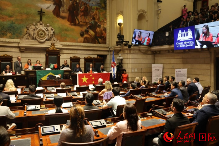 当地时间12月15日晚，巴西里约热内卢市议会在议会大厅举行隆重仪式，向一批为推动巴西和中国友好合作做出突出贡献的机构、团体和个人授予“杰出贡献奖”。人民网记者 时元皓摄