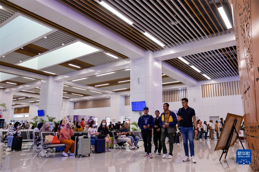 12月17日，乘客在印度尼西亚雅加达哈利姆站候车大厅等候。新华社记者 徐钦 摄
