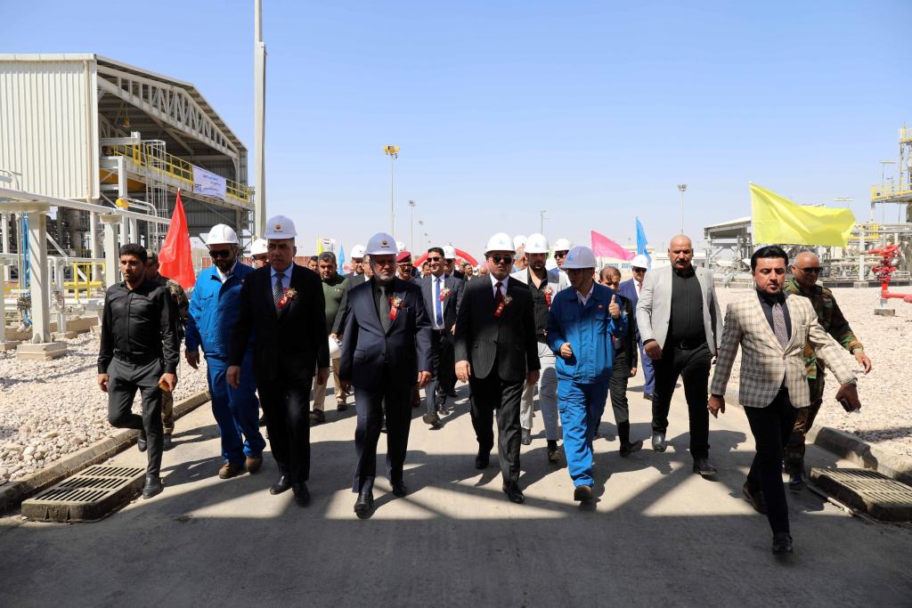 9月29日，在伊拉克米桑省，中方人员带领出席哈法亚天然气处理厂项目机械竣工庆典的伊方代表参观处理厂厂区。新华社发（哈利勒·达伍德摄）
