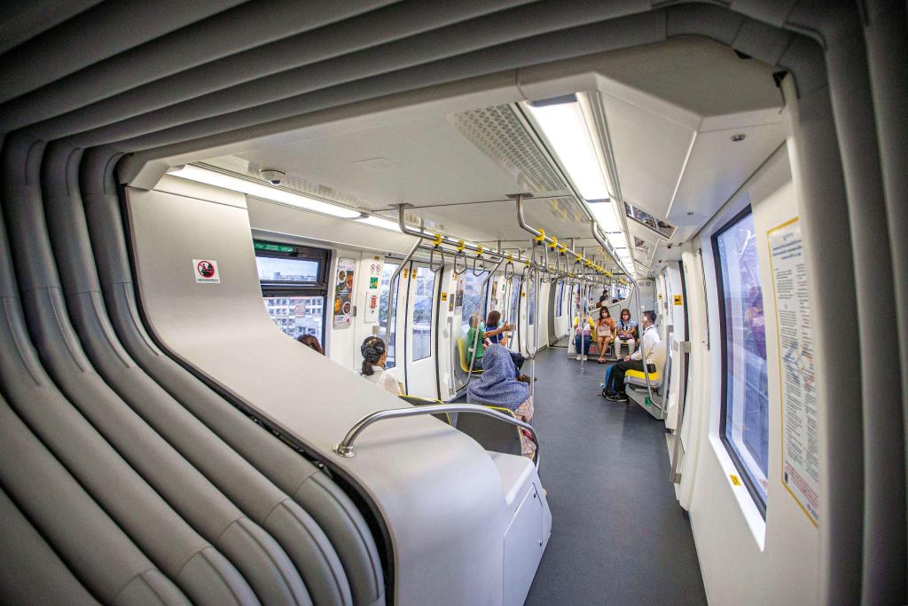 9月14日，乘客在泰国曼谷搭乘“黄线”列车。泰国曼谷是世界著名旅游目的地之一，当地人把这座城市的高架轨道交通系统称为“曼谷天铁”。2023年下半年，由位于安徽芜湖的中车浦镇阿尔斯通运输系统公司生产并提供的单轨道列车“天铁黄线”在曼谷正式运营，11月同样由该公司生产并提供列车的“天铁粉线”也在曼谷开始试运行。“中国智造”从中国芜湖来到泰国曼谷，让曼谷近郊与市中心的连接更为紧密，丰富城市面貌的同时，也为当地发展注入新活力。（新华社记者王腾摄）