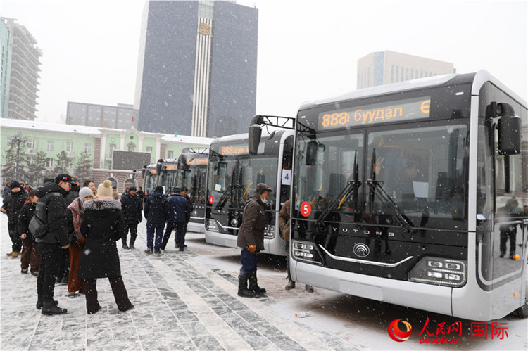 2023年12月29日，中国制造公交车在乌兰巴托苏赫巴托广场展示。人民网记者 霍文摄