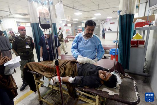 1月8日，伤者在巴基斯坦白沙瓦的医院接受治疗。