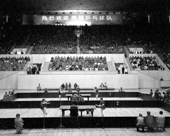 图为1971年4月13日，中华全国体育总会举行欢迎仪式，欢迎前来中国进行访问的美国乒乓球代表团。中美两国乒乓球运动员在北京首都体育馆进行了友谊比赛。新华社发