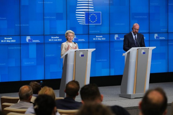 2022年5月31日，在比利时布鲁塞尔，欧盟委员会主席冯德莱恩（左）和时任欧洲理事会主席米歇尔在欧盟特别峰会后举行新闻发布会。新华社记者郑焕松摄