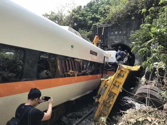 资料图：2021年4月2日，台铁408次太鲁阁号发生脱轨事故。图片来源：台湾《联合报》 王燕华 摄