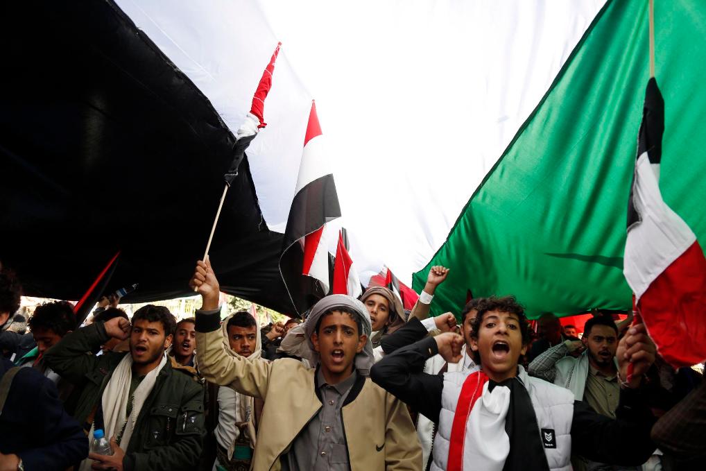 2023年10月20日，在也门首都萨那，人们参加声援巴勒斯坦的游行。新华社发（穆罕默德·穆罕默德摄）