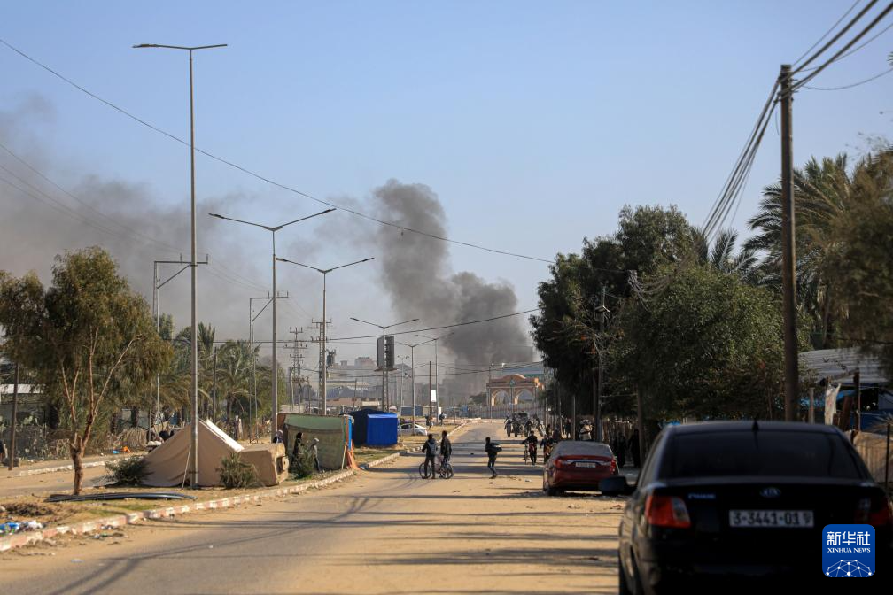 1月22日，加沙地带南部城市汗尤尼斯遭到以军攻击后升起浓烟。新华社发（里泽克·阿卜杜勒贾瓦德摄）