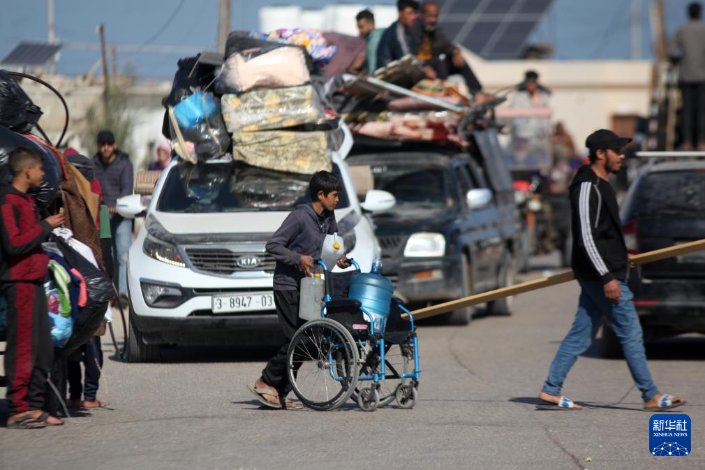 1月22日，在加沙地带南部城市汗尤尼斯，人们逃离家园。新华社发（里泽克·阿卜杜勒贾瓦德摄）