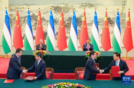 1月24日下午，国家主席习近平在北京人民大会堂同来华进行国事访问的乌兹别克斯坦总统米尔济约耶夫举行会谈。这是会谈后，两国元首共同见证签署一系列合作文件。新华社记者 丁林 摄